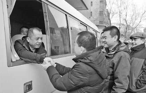 2月25日,自治区交通运输厅第四批“访惠聚”驻村工作队队员与同事告别。今年自治区交通运输厅有70多名“访惠聚”驻村工作队队员在岳普湖县岳普湖乡的11个村开展工作。□本报记者王禹摄